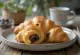 Croissants sans sucre servis