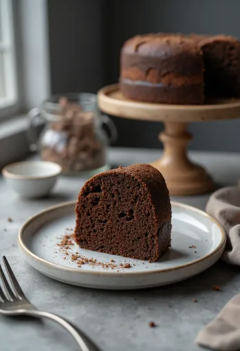 Génoise au cacao moelleuse et légère, saupoudrée de sucre glace et coupée en tranches.