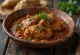 Mole ranchero servi avec du poulet, de la crème fraîche et des amandes