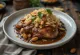 Mole xiqueño servi avec du poulet, de la crème fraîche et des amandes