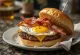 Burger petit-déjeuner fraîchement préparé avec œufs et bacon