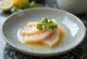 Tiradito sauce yuzu, tranches de poisson frais avec piment, coriandre et citron vert