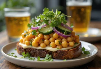 Smørrebrød sur pain de seigle garni de salade de pois chiches et herbes