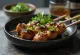 Shiro yakitori aux abats de poulet, servi avec sésame et oignon nouveau