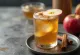 Jus de pomme à la cannelle avec glaçons et tranches de pomme