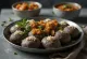 Idli au ragi, servi avec coriandre fraîche et feuille de curry