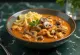 Paprikash de champignons crémeux servi avec du persil frais et des spätzles