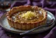 Treacle tart vegan, tarte de couleur brun doré, tranchée et servie