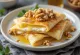Crêpes au fromage de chèvre et miel fraîchement cuites