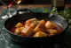 Marmitako au vin blanc dans un bol, thon, pommes de terre et légumes dans un jus riche