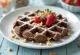 Gaufres au cacao avec fruits frais et coulis de chocolat