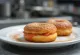 Beignet Salmonberry fraîchement servi