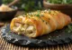 Stromboli au poulet servi, riche en blanc de poulet et mozzarella fondue, croustillant à l'extérieur et moelleux à l'intérieur.
