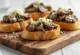 Bruschetta aux champignons et à l'ail servie sur pain croustillant