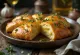 Stromboli à l'ail servi, riche en huile à l'ail et mozzarella fondue sur le dessus, croustillant à l'extérieur et moelleux à l'intérieur.