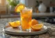 Thé glacé orange-menthe dans un verre