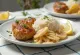 Boulettes de dinde dorées servies avec du riz blanc