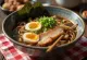 Shoyu ramen au bouillon sauce soja et garnitures