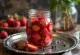 Fraises marinées épicées servies en bocal