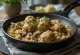 Köttbullar sauce aux champignons et crème, dressé dans une assiette