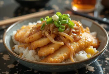Bol de riz Katsudon garni de porc pané croustillant et œuf mi-cuit