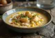 Chupe de mariscos, soupe de fruits de mer, avec crème fraîche et légumes frais