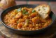 Ragoût millet légumes sauce épaisse servi assiette claire, poireau carotte
