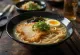 Bol de ramen Tonkatsu, servi avec porc frit et œuf