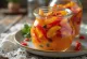 Piments pimento marinés aigre-doux servis dans un bocal