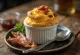 Soufflé au fromage et au bacon servi