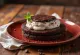 Gâteau façon Túró Rudi décoré de copeaux de chocolat et de barres Túró Rudi