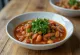 Lobio à la coriandre, plat de haricots géorgien servi avec de la coriandre fraîche