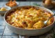 Gratin légumes riz complet, crème fromage en couches, servi plat four