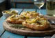 Focaccia aux artichauts grillés et au parmesan servie