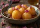 Gulab Jamun à l'eau de rose, imbibé d'un riche sirop à l'eau de rose, dessert sucré et appétissant