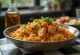 Poulet Tandoori servi avec riz basmati, décoré de coriandre fraîche