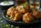 Kofta aux légumes, fraîchement servis, avec persil et sauce yaourt