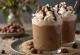 Frappuccino au chocolat dans un verre, décoré de chantilly et de copeaux de chocolat