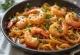 Fideuà aux crevettes, servie avec crevettes et sauce tomate riche, plat espagnol