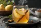 Cidre à la poire servi dans un verre