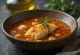 Psarosoupa à l'huile d'olive, riche soupe de poisson servie avec huile d'olive et citron