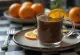 Liqueur chocolat-orange fraîchement servie