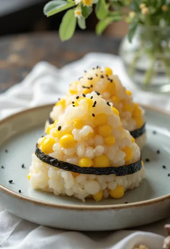 Onigiri fourré au maïs, bouchées de riz triangulaires avec feuille de nori