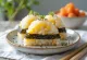 Onigiri fourré au maïs, bouchées de riz triangulaires avec feuille de nori