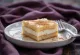 Carré de gâteau Trilece moelleux, généreusement saupoudré de cannelle