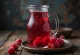 Kombucha probiotique à la framboise en bouteille, servi avec des morceaux de framboises fraîches