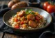 Lecsó au riz servi avec du persil frais