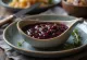 Sauce au vin rouge et à l'estragon servie