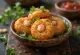 Akara aux crevettes, boules croustillantes servies