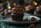 Cupcake truffé au chocolat servi